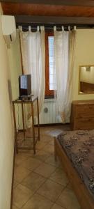 1 dormitorio con cama y mesa con ordenador portátil en Antiche Melodie, en Salerno