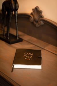 un livre sur une table à côté d'un lit dans l'établissement Casa Cava B&B, à Termonde