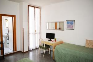 Schlafzimmer mit einem Schreibtisch, einem Computer und einem Bett in der Unterkunft Cantina Dell'Arte in Ascoli Piceno