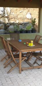 una mesa de madera con 2 sillas alrededor en Soluna en Cargèse