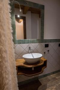 bagno con lavandino bianco e specchio di Chalet Mountain Relax - CIR 0001 a Rhêmes-Notre-Dame