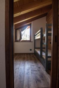 Habitación con 2 literas y ventana en Chalet Mountain Relax - CIR 0001 en Rhêmes-Notre-Dame