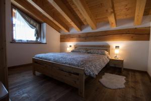 una camera da letto con un letto grande e una finestra di Chalet Mountain Relax a Rhêmes-Notre-Dame