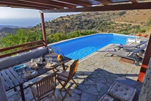 Πισίνα στο ή κοντά στο Family house with a swimming pool 5 minutes from Ioulida