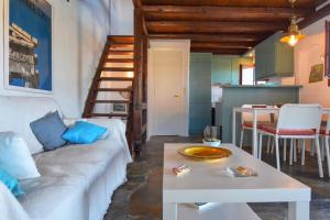 Χώρος καθιστικού στο Family house with a swimming pool 5 minutes from Ioulida