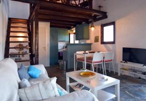 Χώρος καθιστικού στο Family house with a swimming pool 5 minutes from Ioulida