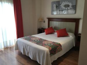 Cama o camas de una habitación en Hotel Valle de Cabezón