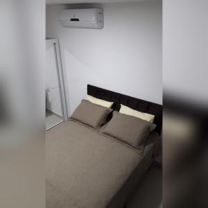 a bedroom with a bed with two pillows at Village AREIAS ITACIMIRIM - PÉ NA AREIA in Itacimirim +26 photos