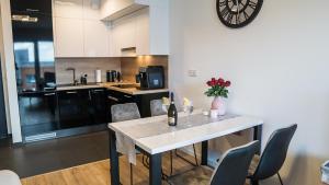 Gallery image of Apartamenty Baltica Towers Modern White&Black in Gdańsk
