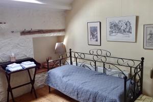 A bed or beds in a room at La Trouvaille