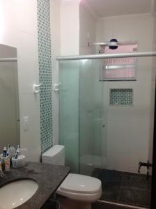 Ein Badezimmer in der Unterkunft Apartamento 3 quartos de cobertura na Praia Grande em Ubatuba