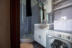 bagno con lavandino e lavatrice di Appartamento VillaGiò - Terrazzo a Stresa
