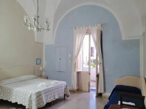 una camera con un letto e una grande finestra di B&B Mareen a Santa Maria al Bagno