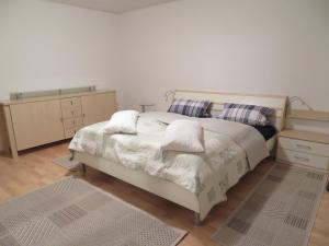 een slaapkamer met een bed met 2 kussens erop bij Zum Herrenwald in Stadtallendorf