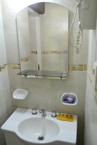 uma casa de banho com um lavatório e um espelho em Sesma Excelencia en Cabañas em São Rafael