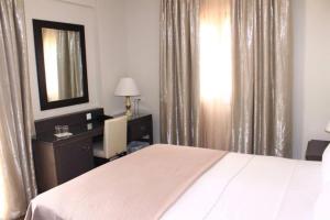 Theasis Hotel Paramythia客房内的一张或多张床位