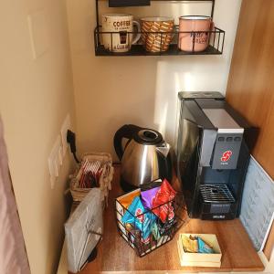 eine Küchentheke mit Kaffeemaschine und Mikrowelle in der Unterkunft Glicine & more Forlì in Forlì