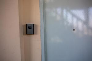 eine Tür mit einem Schild an der Wand in der Unterkunft downtown apartment near Sulfur baths in Tbilisi City