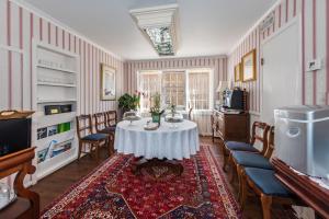 Μια τηλεόραση ή/και κέντρο ψυχαγωγίας στο Bath Street Inn