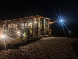 una casa con una luz de la calle delante de ella en Tagli Resort & Villas en Arachova