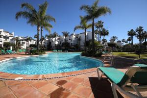 Bazén v ubytovaní Exceptional Beachfront Complex with Pool in Costalita, Estepona alebo v jeho blízkosti