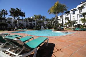 Bazén v ubytovaní Exceptional Beachfront Complex with Pool in Costalita, Estepona alebo v jeho blízkosti
