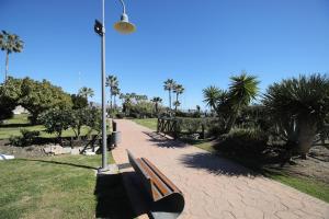 Vonkajšia záhrada v ubytovaní Exceptional Beachfront Complex with Pool in Costalita, Estepona