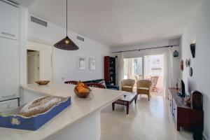 Posedenie v ubytovaní Exceptional Beachfront Complex with Pool in Costalita, Estepona