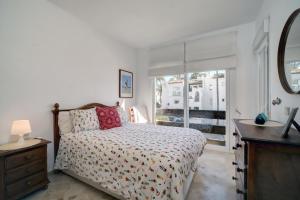 Posteľ alebo postele v izbe v ubytovaní Exceptional Beachfront Complex with Pool in Costalita, Estepona
