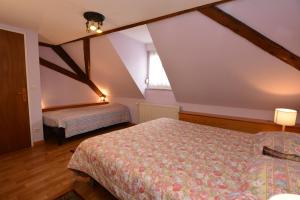 Schlafzimmer im Dachgeschoss mit 2 Betten und einem Fenster in der Unterkunft "Chez Michele & Christian " in Barr