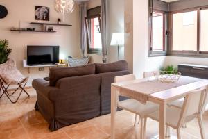 - un salon avec un canapé et une table dans l'établissement Le Poulpe bleu Fuerteventura chic and relax, à Puerto del Rosario