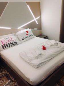 Una cama con sábanas blancas y almohadas. en Centro Acquario San Giorgio, en Génova