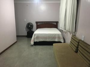 Un pat sau paturi într-o cameră la Kitinete Costazul