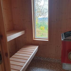 Mynd úr myndasafni af Gäststuga i vacker natur, bastu, bubbelpool sommartid och gratis parkering nära Ulricehamn och Lassalyckan, guesthouse with nice view with sauna and free parking close to Dalsjöfors and fishing í Borås