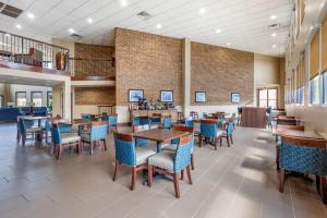 a dining area with tables and chairs in a restaurant at Comfort Inn Warner Robins - Robins AFB in Warner Robins