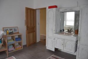un bagno con lavandino e specchio di La cense du vieux frêne a Sainte-Ode