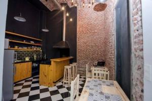 - un restaurant avec une table et des chaises dans la chambre dans l'établissement AHIVÁ Espacio Temporal, à Montevideo