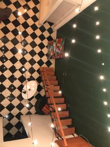 una escalera en una habitación con una pared verde y luces en AHIVÁ Espacio Temporal, en Montevideo