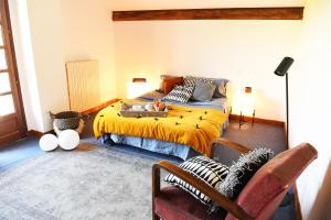 a bedroom with a bed with a yellow blanket at Maison de campagne sud-ouest CARBONNE en OCCITANIE in Carbonne