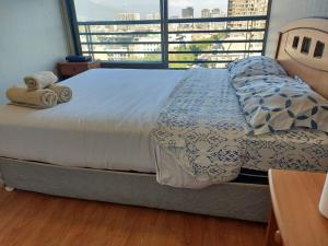 En eller flere senge i et værelse på Departamento Metro Parque Bustamante