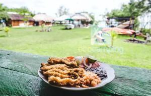 ein Teller mit Essen auf einem Tisch in der Unterkunft Ecocamping Yaxche in Bacalar
