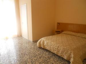 Schlafzimmer mit einem Bett und einem Fenster in der Unterkunft Albergo Santa Teresa in Torre del Greco