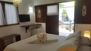 um quarto com uma cama com toalhas em Pousada Aky Jeri em Jericoacoara