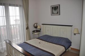 Un pat sau paturi într-o cameră la Thracian Cliffs Owners Apartments