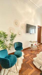 a living room with two chairs and a television at Suite room in Aversa