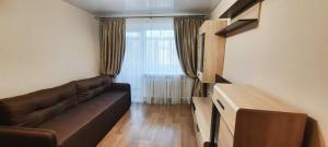 - un salon avec un canapé et une fenêtre dans l'établissement Двухкомнатная квартира 900м от моря отчетные док, à Tchornomorsk
