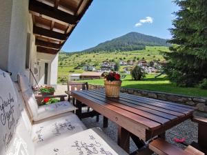 einen Picknicktisch aus Holz mit Bergblick in der Unterkunft Outdoor Lodge in Nauders