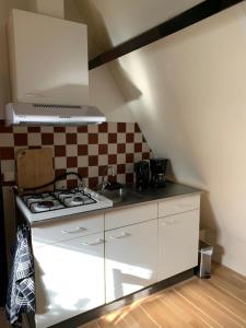 a kitchen with a stove top oven in a room at City Guesthouse in Hardenberg