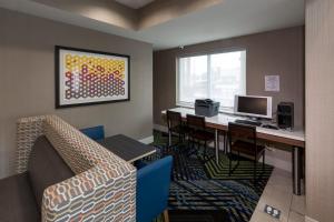 un bureau avec un bureau, un ordinateur et des chaises dans l'établissement Holiday Inn Express Hotel & Suites Louisville South-Hillview, an IHG Hotel, à Hillview
