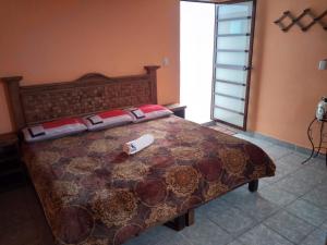 een slaapkamer met een bed met een afstandsbediening bij Hotel Posada Victor Antonio in Zacatlán